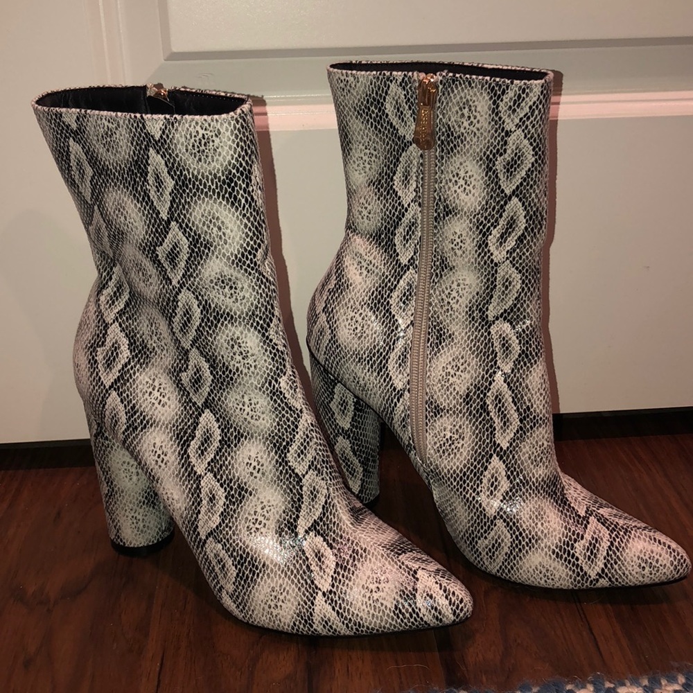 Cape Robin snake skin bootie size 9